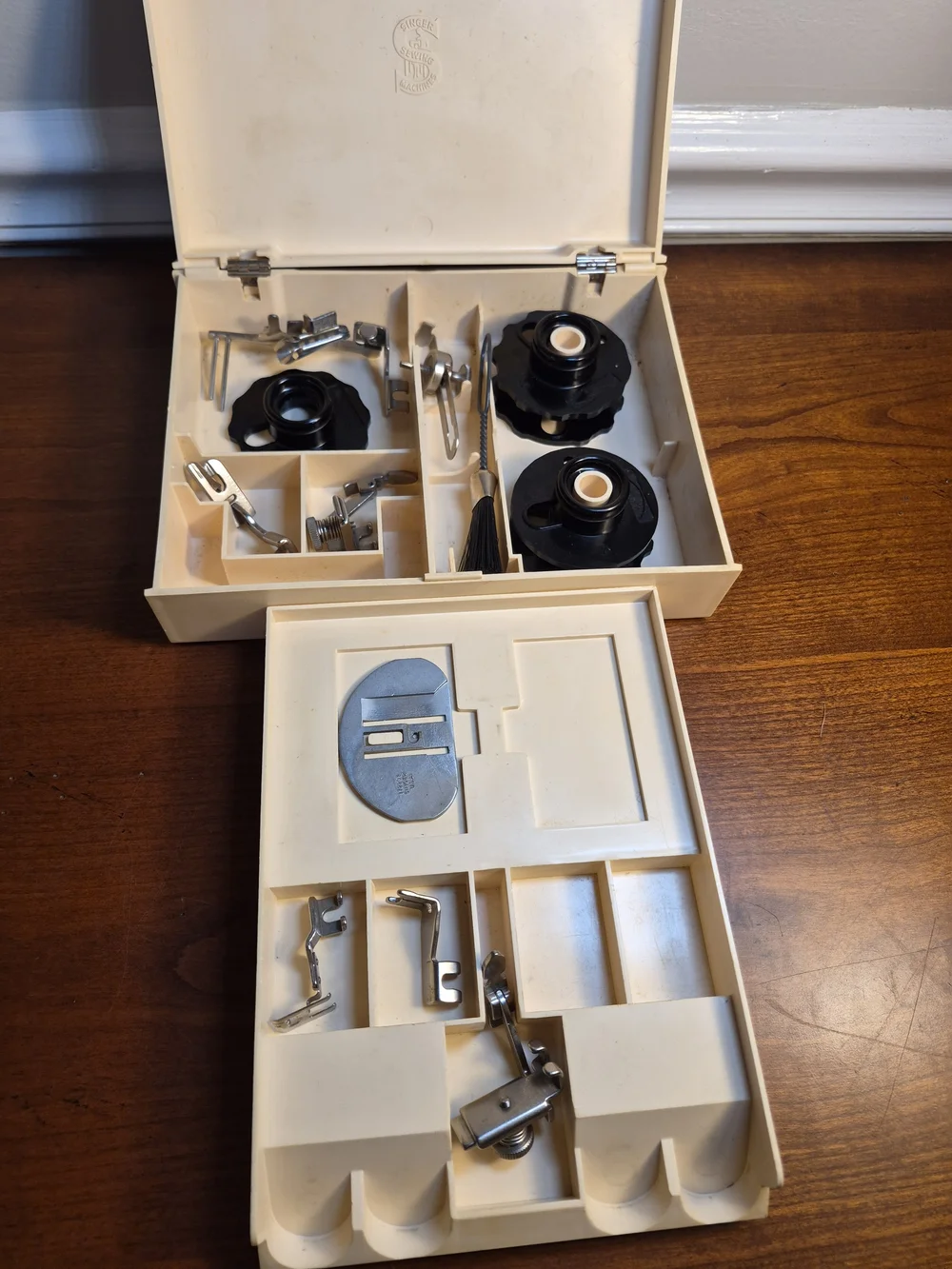 Vintage Singer Cream COLOR  Sewing Accessory Box & A Few Accessories Gold Accent